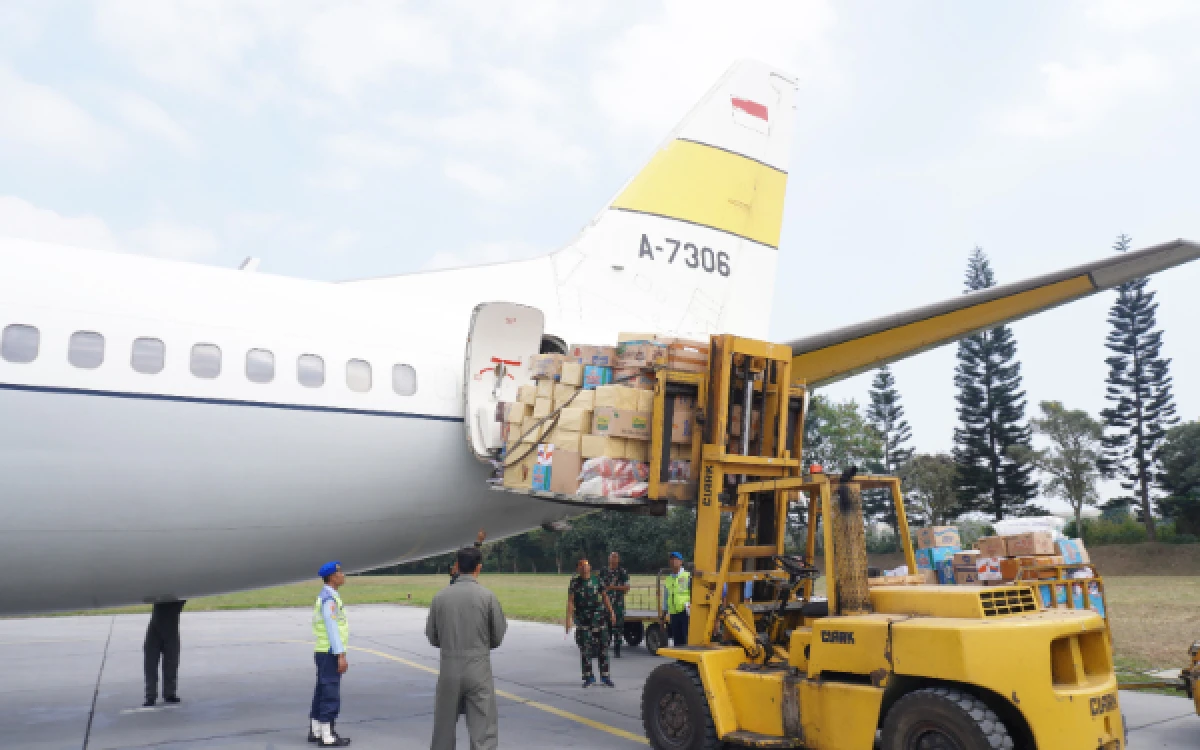 Thumbnail Berita - Lanud Abdulrachman Saleh Kirim 2 Ton Lebih Bantuan Logistik untuk Korban Gempa NTT