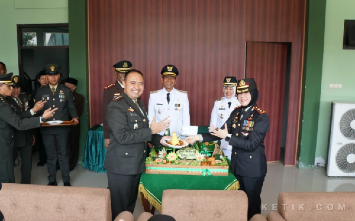 Thumbnail Berita - Bawa Tumpeng ke Makodim, Kejutan Kapolres Bojonegoro di HUT ke-81 TNI Bikin Suasana Pecah!