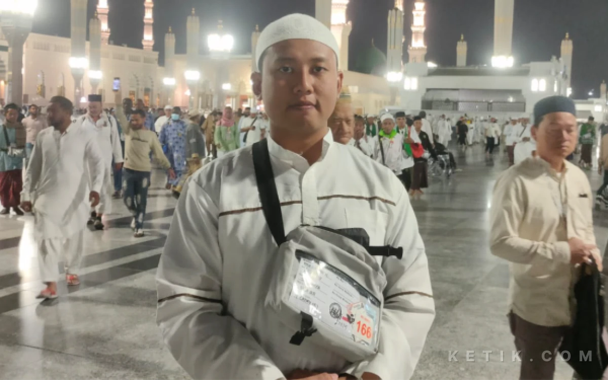 Thumbnail Berita - Di Depan Makam Nabi, Haji Muda Pacitan Ini Menangis Rindu Ayah yang Tak Sempat Berhaji
