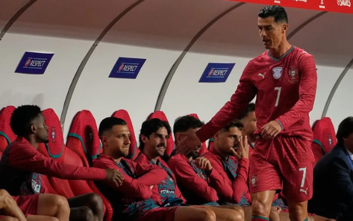 Thumbnail Berita - Meski Puasa Gol, Portugal Kompak Bela Ronaldo: Tak Perlu Buktikan Apa Pun Lagi