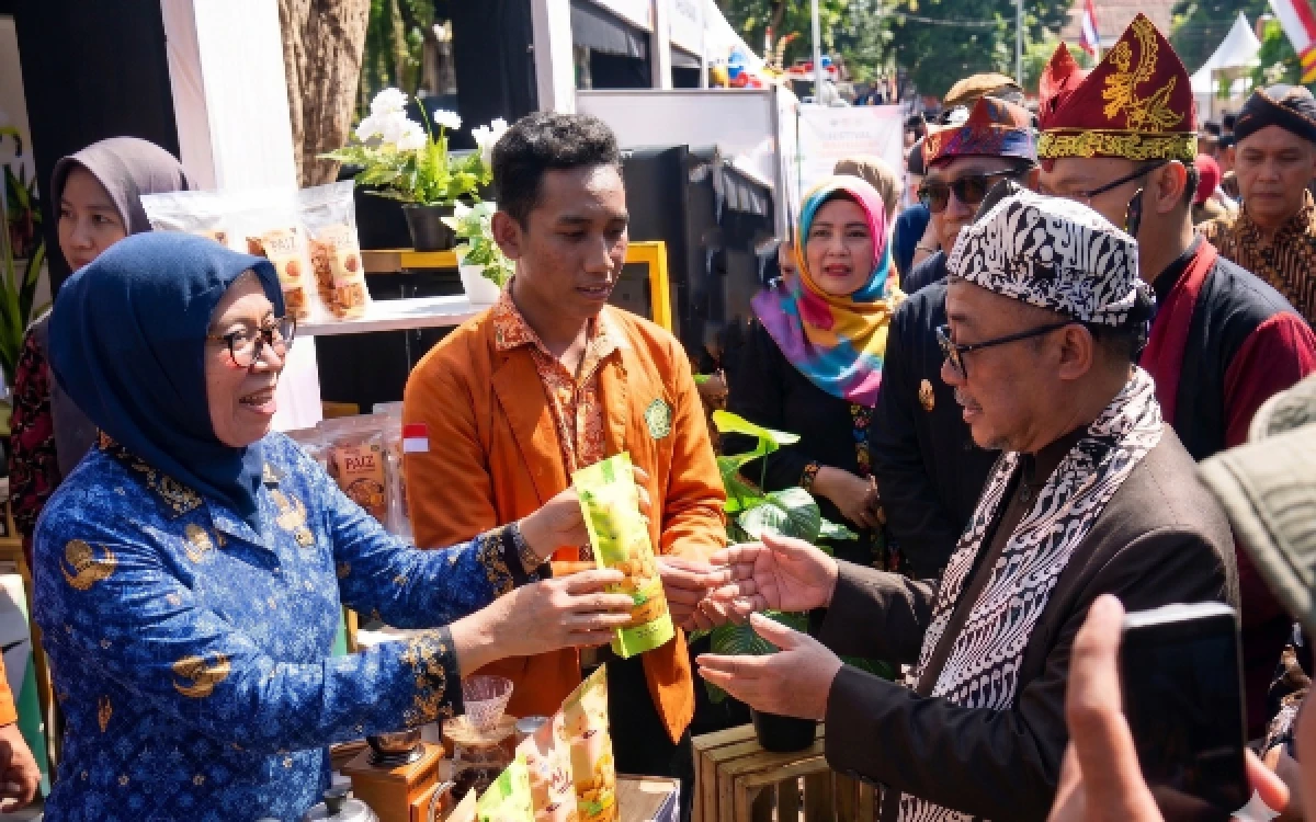 Thumbnail Berita - Mendikdasmen Abdul Mu’ti Tinjau Bazar Double Track di Banyuwangi, Puji Inovasi Siswa SMA