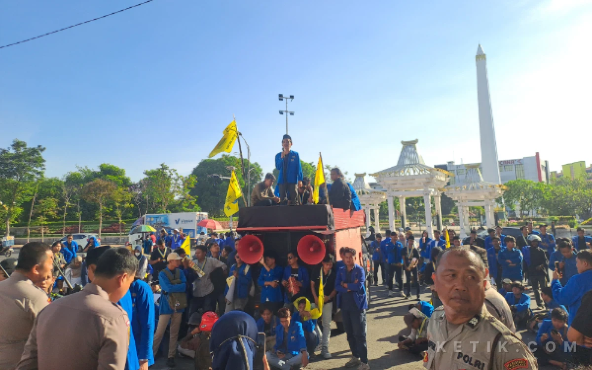 Thumbnail Berita - PMII Jatim Geruduk Kantor Gubernur, Tolak MBG dan KDMP hingga Soroti Tambang Ilegal