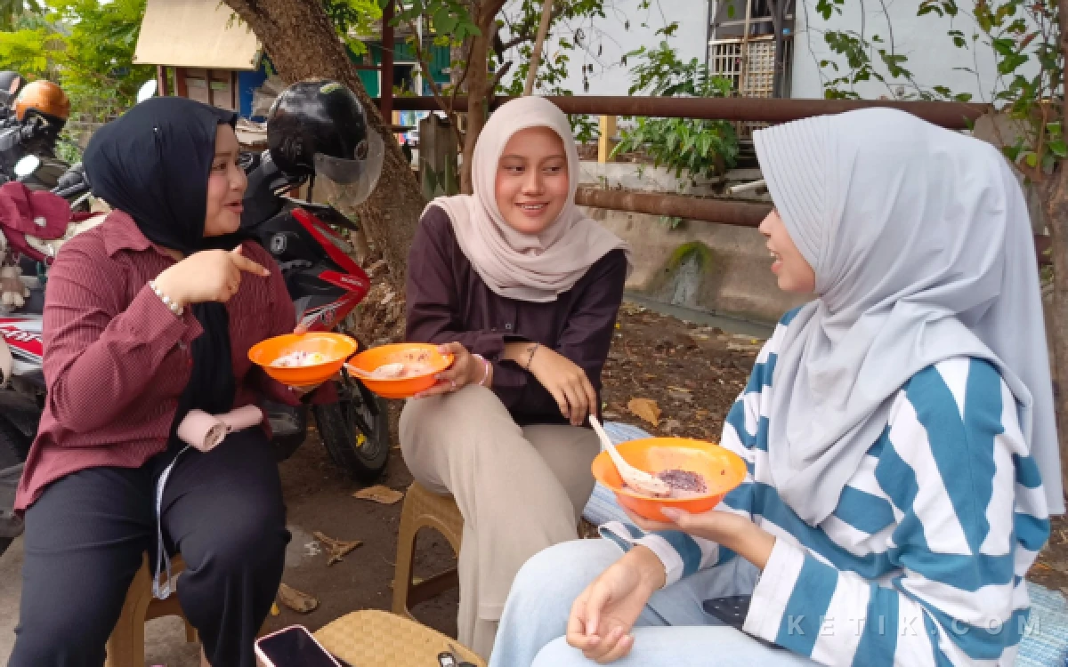 Foto Tiga orang pelanggan, Angel, Sasa, dan Aurel, sedang menikmati seporsi bubur ketan hitam es krim di kedai Ning Nazil, Surabaya, pada Selasa, 27 Oktober 2026. (Foto: Mutiara Chairunnisa/ketik.com)