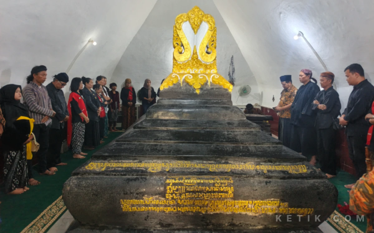 Thumbnail Berita - Rayakan HUT ke-9, Puan Hayati Belajar Sejarah di Makam Bupati Pertama Gresik Kyai Tumenggung Poesponegoro