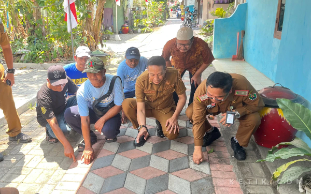 Thumbnail Berita - Wali Kota Malang Cek Paving di Kelurahan Purwodadi, Warga Minta Program RT Berkelas Dilanjutkan