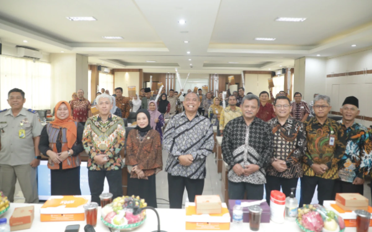Foto Bupati Sleman Harda Kiswaya berfoto bersama usai menyerahkan Perbup Batas Kelurahan kepada para lurah di Ruang Rapat Sembada, Kantor Sekretariat Daerah Kabupaten Sleman.
(Foto: Pemkab Sleman)