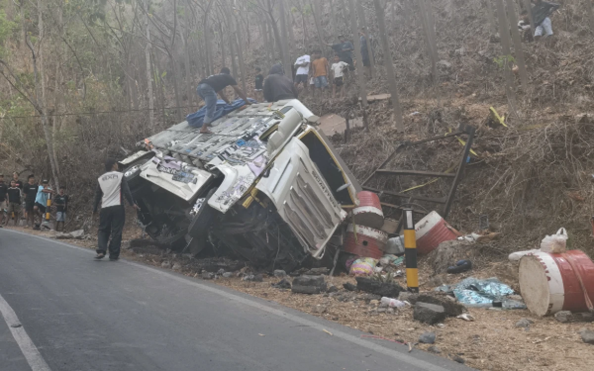 Thumbnail Berita - Truk Diduga Rem Blong Tabrak Motor di Sumbermanjing Wetan, Satu Orang Tewas