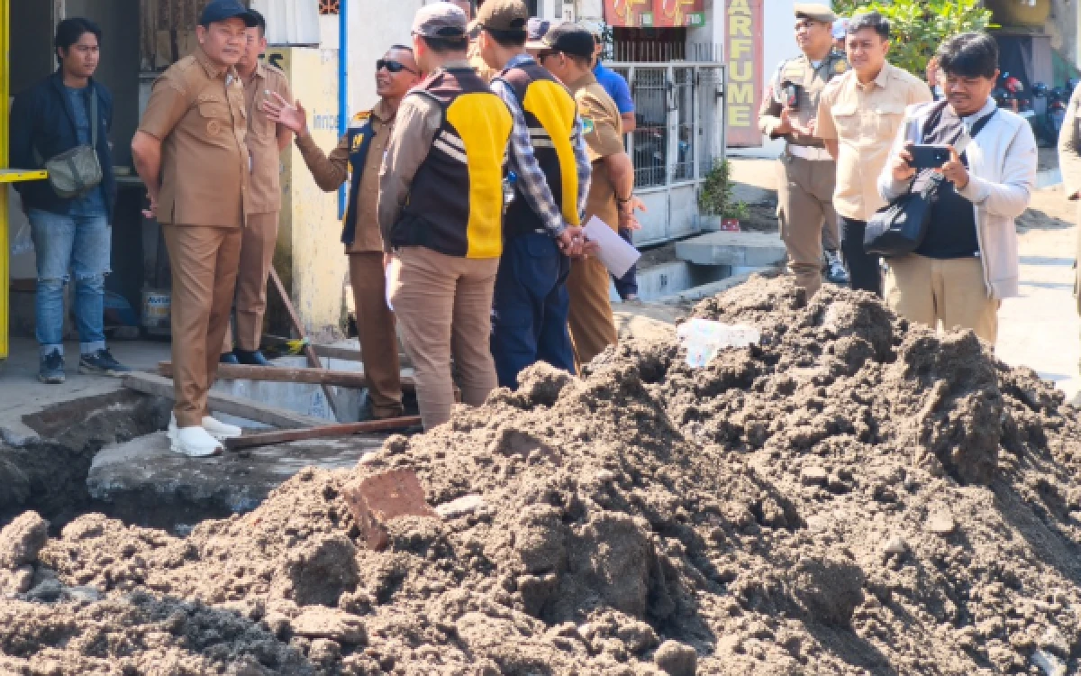Thumbnail Berita - Bupati Subandi Sidak Betonisasi Jalan Bluru Kidul, Lebarkan Akses ke MPP Sidoarjo