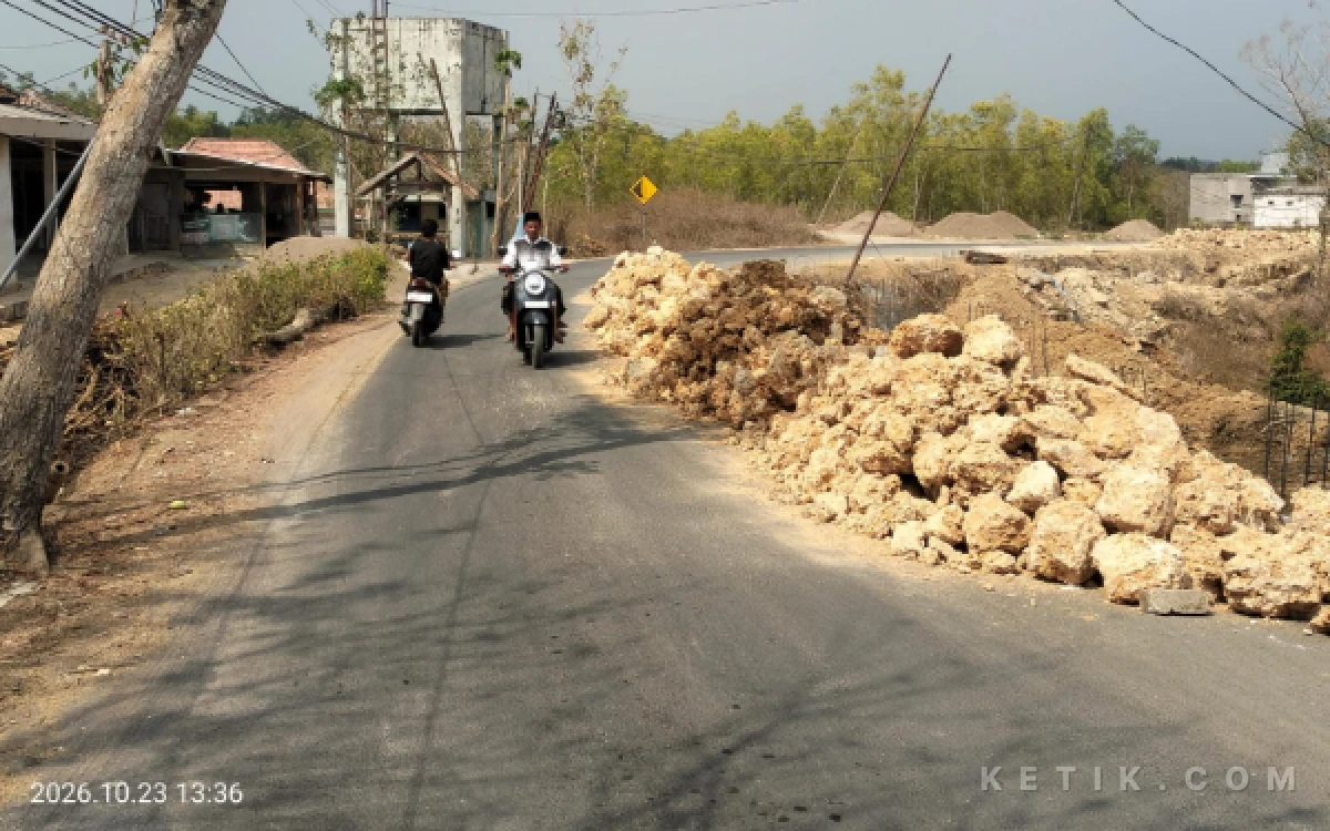 Thumbnail Berita - Diduga Abaikan Keselamatan Pengguna Jalan, Proyek Jalan Rapa Laok–Karang Penang Sampang Disorot