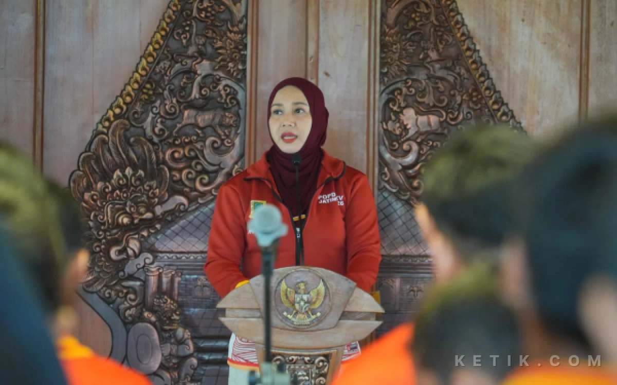 Foto Wali Kota Mojokerto  Ning Ita saat memberangkatkan tim 266 Atlet dari Kota Mojokerto siap berlaga di POPDA XV dan PEPARPEDA III ( foto : sholahudin/ ketik.com)