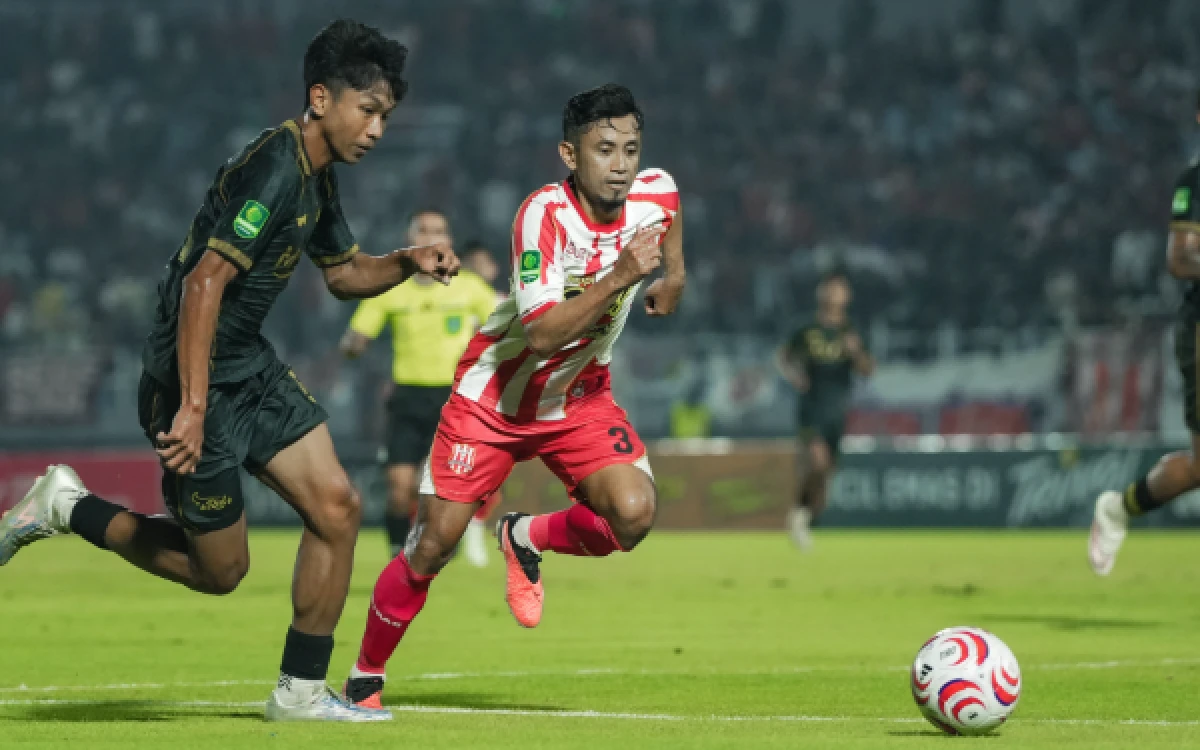 Thumbnail Berita - Target Raih Poin de Red FC Berbuah Manis, Aji Santoso Beberkan Taktik Tekuk Deltras FC di Kandang