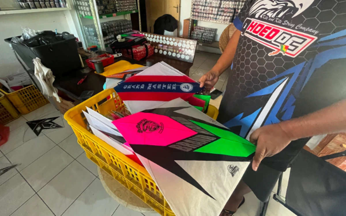 Thumbnail Berita - Tak Disangka! Layangan Sukhoi Buatan Perajin Malang Ini Terbang hingga Prancis, Sekali Kirim 5.000 Unit