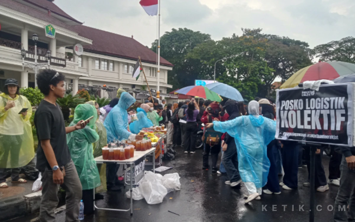 Thumbnail Berita - Warga Malang Berdonasi Rp11 Juta dan Borong Dagangan PKL untuk Peserta Demo