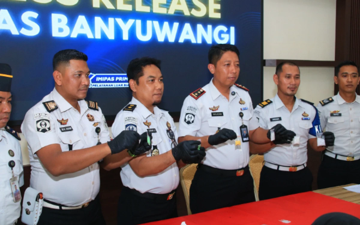 Thumbnail Berita - Lapas Banyuwangi Gagalkan Penyelundupan Sabu dan Inex, Modus Lempar dari Luar Tembok Terbongkar