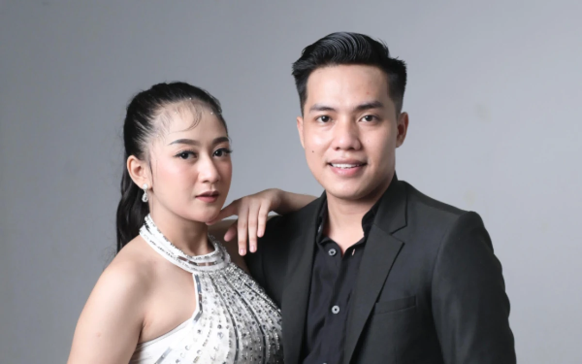 Thumbnail Berita - Anas Fikry dan Risky Adelia Regina Putri, Pasangan Kreator Konten Asal Jawa Timur yang Viral karena Konten Keluarga Autentik dan Aksi Sosial Nyata