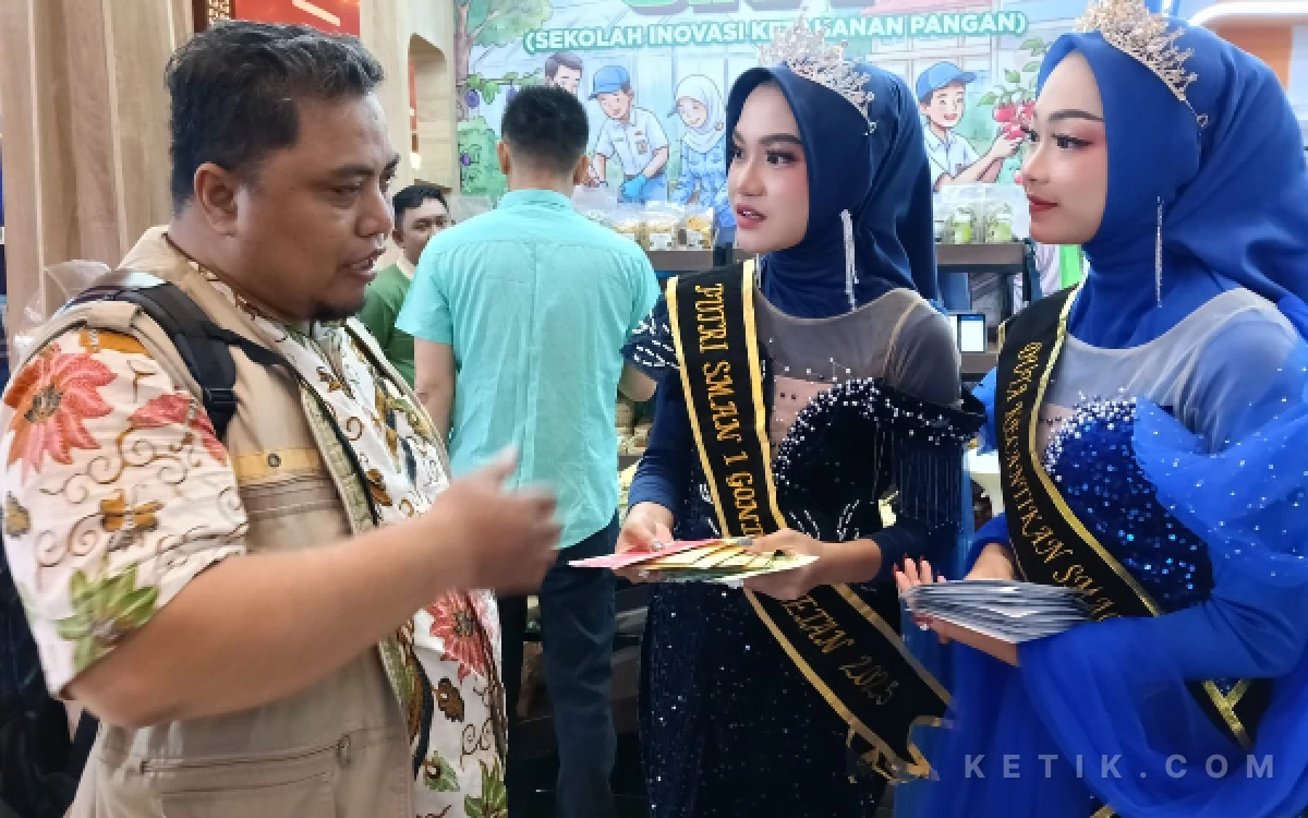 Thumbnail Berita - Dua Model DT Tata Rias Pengantin Berhijab SMAGONTA Promosikan Masker Wajah di Jatim Fest 2026