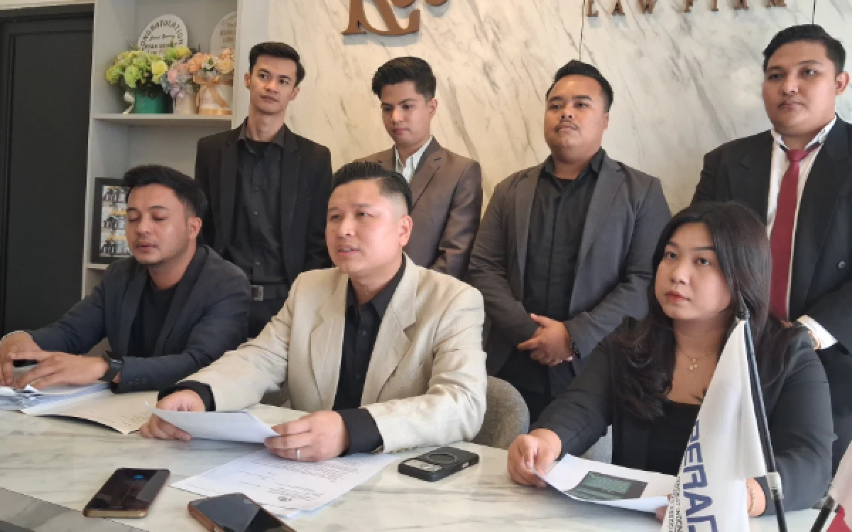 Foto Kuasa hukum Ike Pertiwi, M Yosi Agustian SH MH, menyampaikan perkembangan perkara dugaan penganiayaan yang dilaporkan kliennya di Polsek Sukarami, Palembang, Rabu 23 September 2026. (Foto : Yola/Ketik.com)