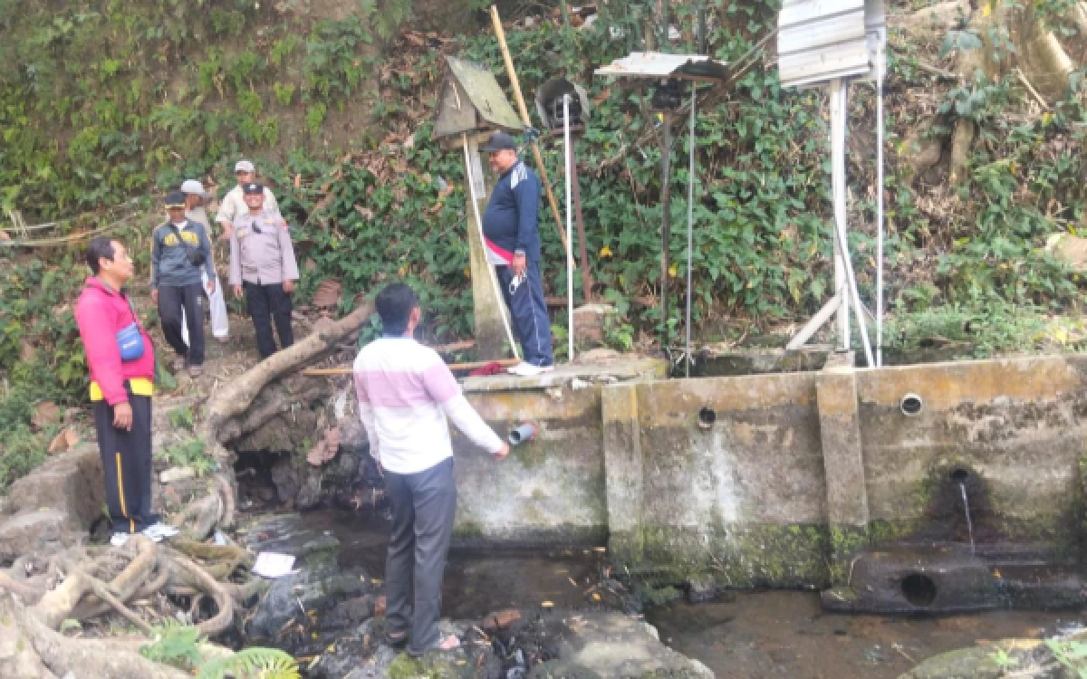 Thumbnail Berita - Polisi Selidiki Video Dugaan Asusila Sesama Pria di Pinggir Sungai Malang, Ini Fakta Awalnya