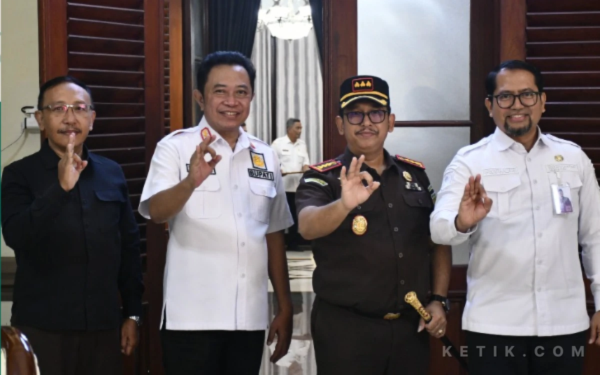 Thumbnail Berita - Ra Hamid Gandeng Kajari Baru, Sinergi Hukum dan Pembangunan Bondowoso Diperkuat