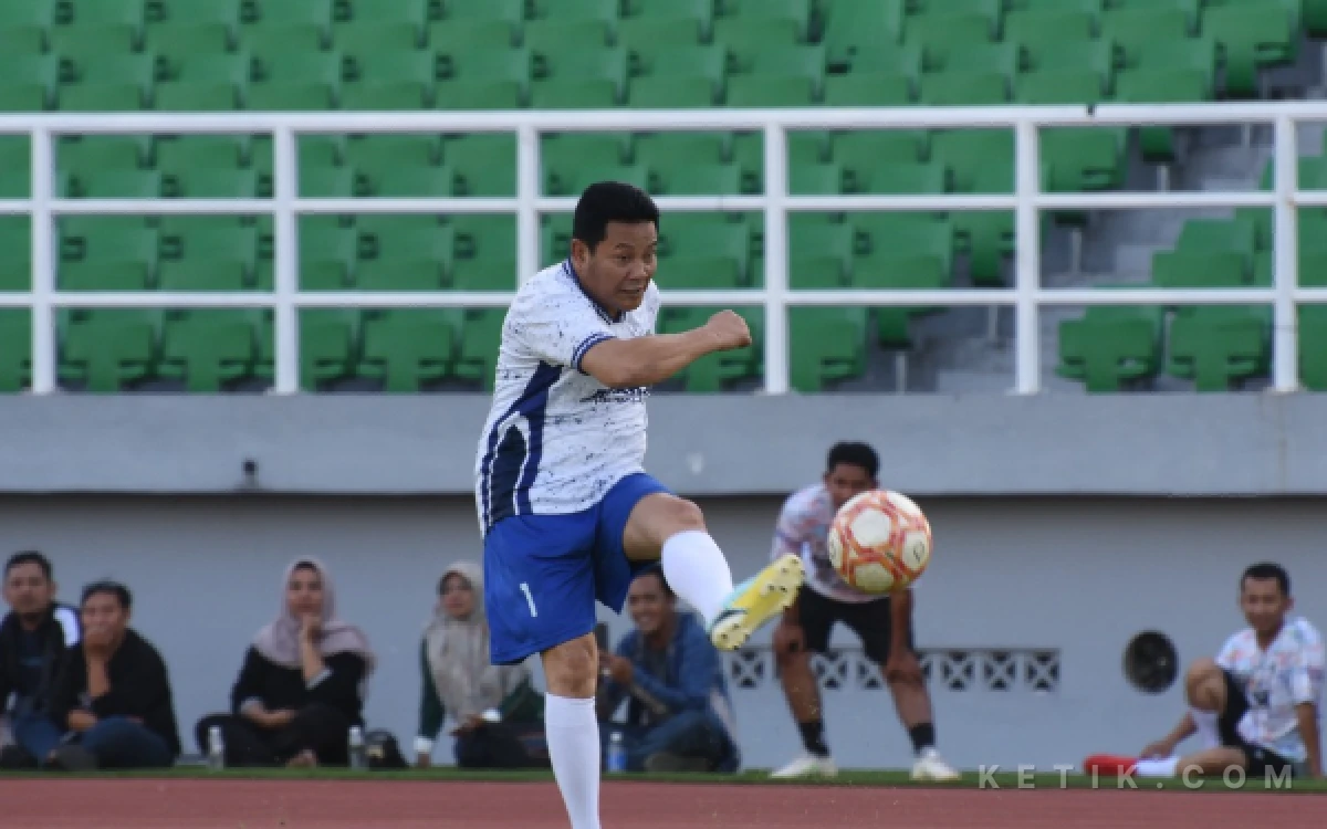Foto Bupati Subandi menendang keras bola dengan kaki kirinya ke gawang DPRD Sidoarjo. (Foto: Sigit/Kominfo Sidoarjo)