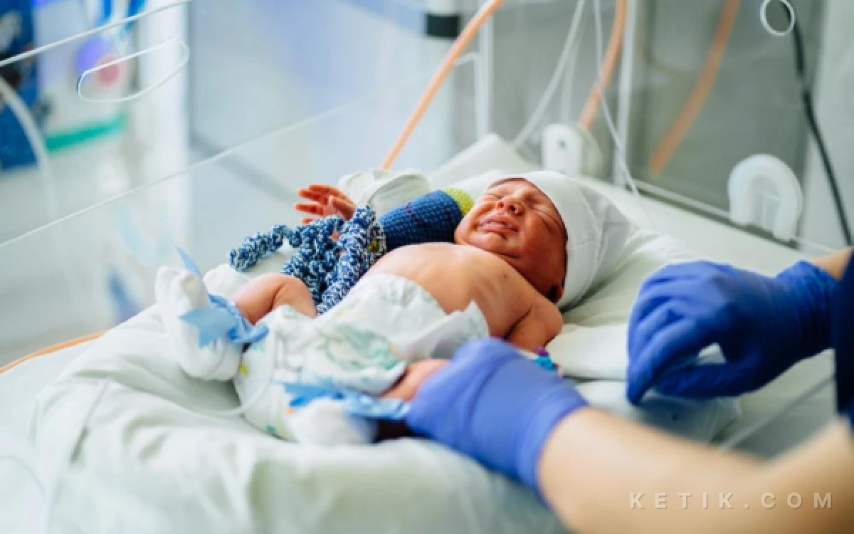 Thumbnail Berita - Perawatan Intensif Neonatal Penting untuk Bayi Prematur dan Berisiko, Kenali Perbedaan Ruang Perina dengan NICU