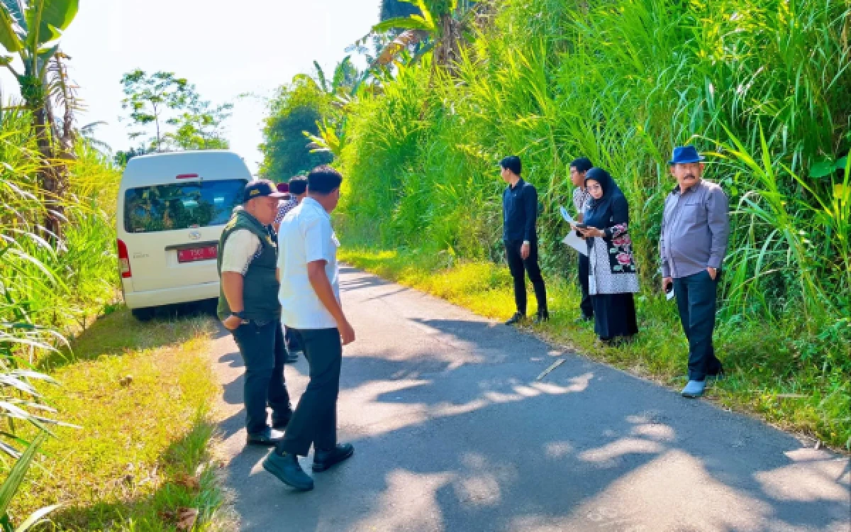 Thumbnail Komisi B DPRD Lumajang Tinjau Perbaikan Ruas Jalan di Dua Kecamatan