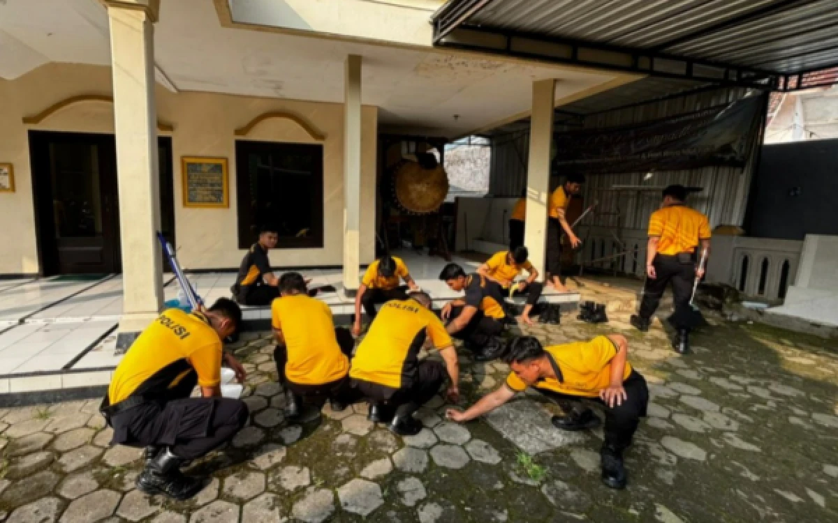 Thumbnail Berita - Sambut Hari Bhayangkara Ke-80, Polresta Malang Kota Gelar Aksi Bersih-Bersih TPS Dan Masjid