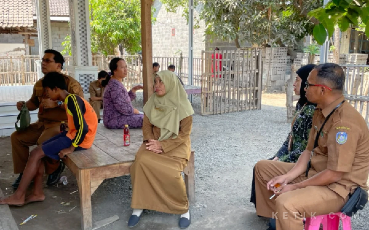 Thumbnail Berita - Kepsek dan Camat Asembagus Sambangi Siswa yang 2 Tahun Tak Masuk Sekolah