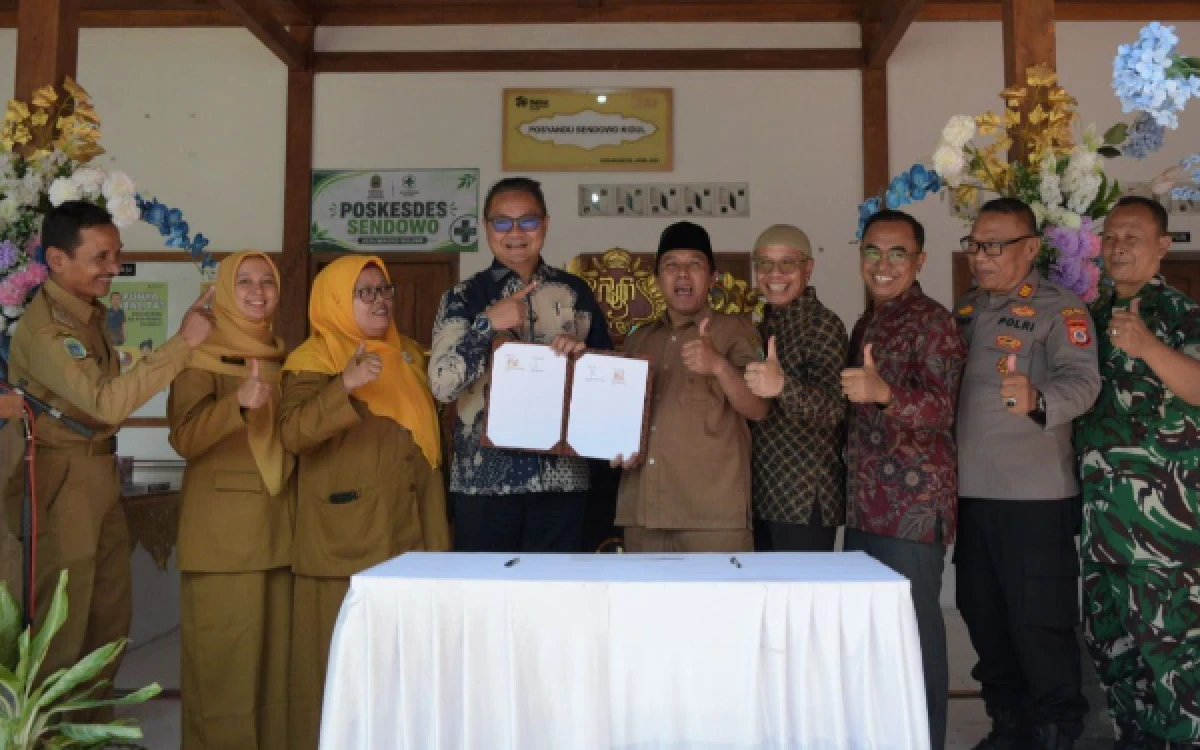 Foto Director & General Manager Herbalife Indonesia Oktrianto Wahyu Jatmiko bersama Kepala Desa Kedungkeris Rusdi Martono menunjukkan berkas kesepakatan usai penandatanganan komitmen komitmen program pencegahan stunting di Desa Kedungkeris, Nglipar, Gunungkidul. (Foto: Lik Is for Ketik.com)