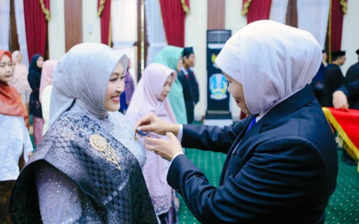 Thumbnail Berita - Apresiasi Pengabdian, Gubernur Khofifah Sematkan Satyalancana Karya Satya ke 469 ASN Pemprov Jatim
