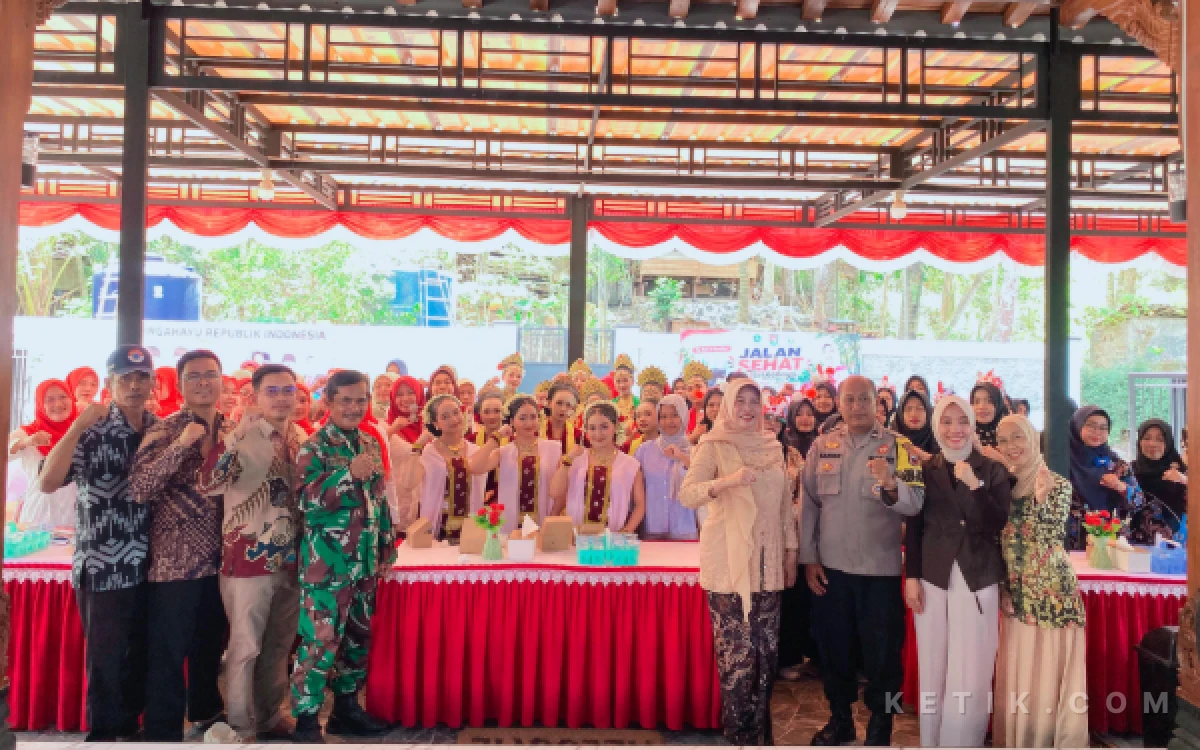 Thumbnail Berita - Semarakkan HUT Ke-81 RI, Pemdes Karangkemiri Cilacap Gelar Lomba Tari Berkebaya Nguri-Nguri Budaya