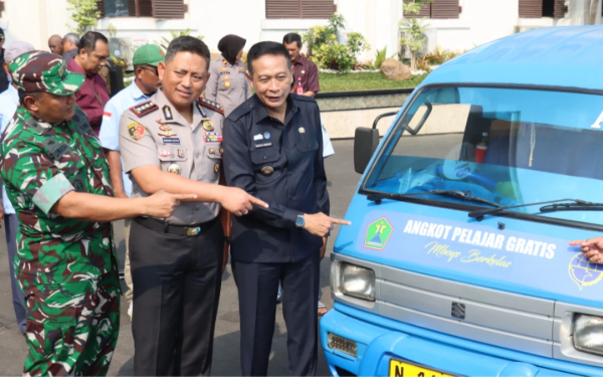 Thumbnail Berita - Kapolresta Malang Kota Apresiasi Angkutan Pelajar Gratis, Tekan Pelanggaran Lalu Lintas