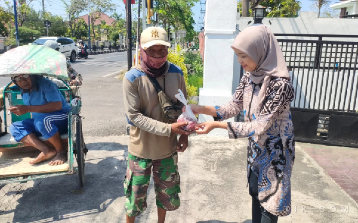 Foto Pegawai Kejari Sampang saat membagikan daging kurban ke tukang becak.  Jumat, 29 Mei 2026 (Foto: Mat Jusi/Ketik.com)