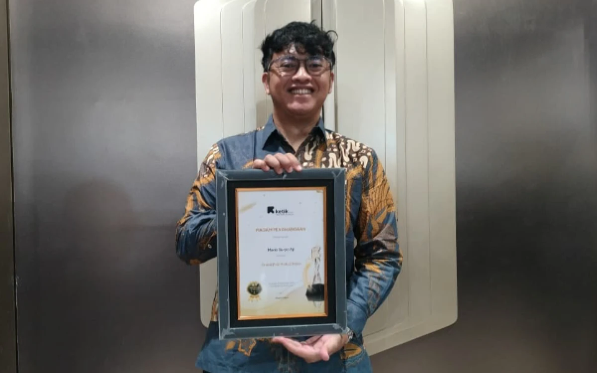 Foto Risto, wakil pembalap Mario Suryo Aji yang menerima penghargaan Grand Prix Moto2 Rider di Hotel Mercure pada 9 September 2026. (Illa/ketik.com)