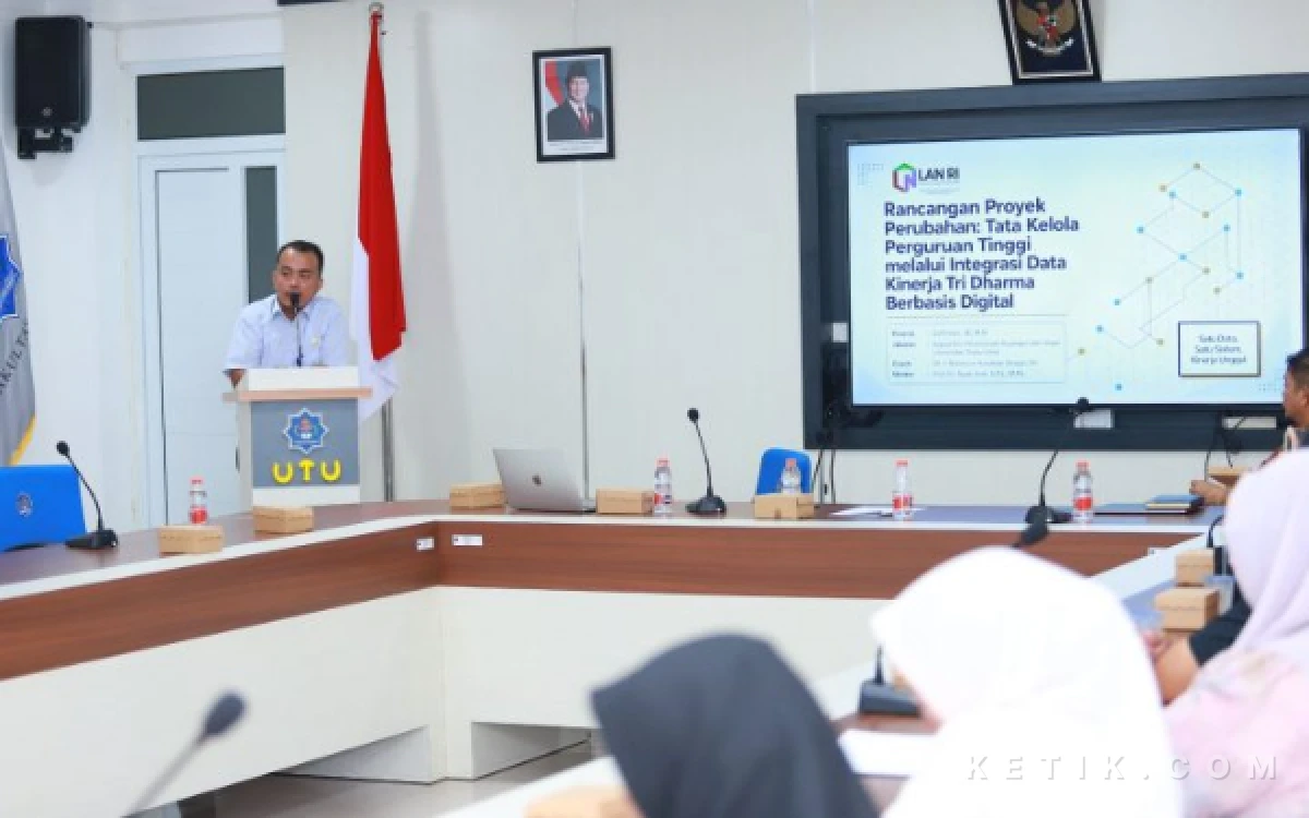 Foto Zulfirman saat memaparkan Platform Integrasi Data Tri Dharma di Gedung Rektorat Universitas Teuku Umar. (Foto: Humas Universitas Teuku Umar)