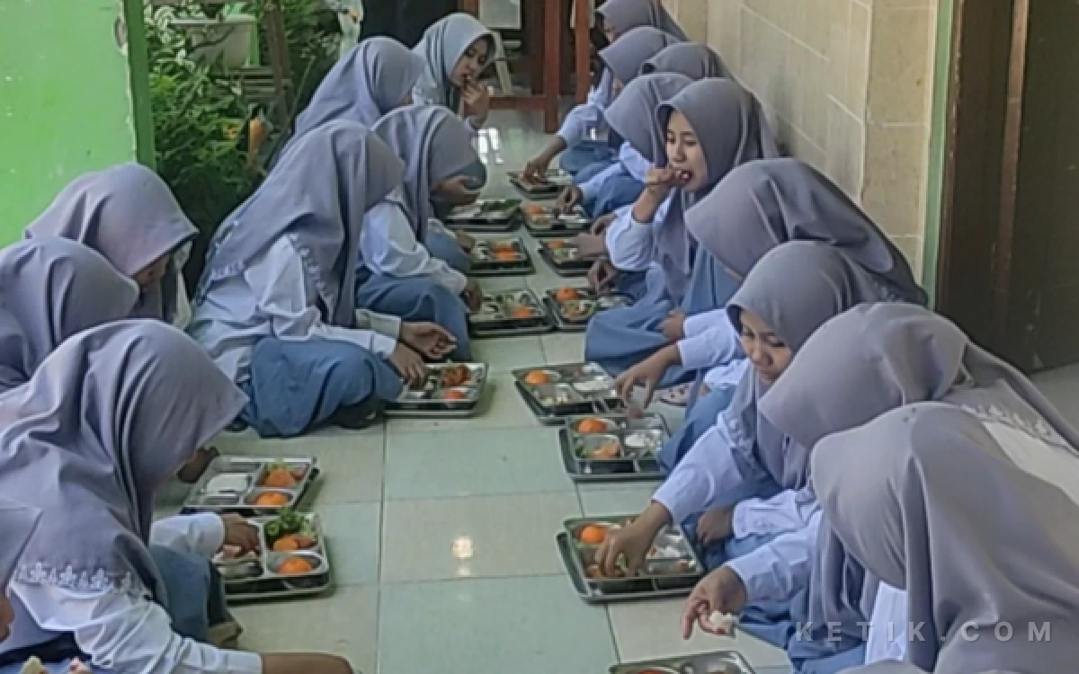 Thumbnail Berita - Senyum Bahagia Santri Matholi'ul Anwar Sambut MBG Perdana dari SPPG Maibit 2 Rengel