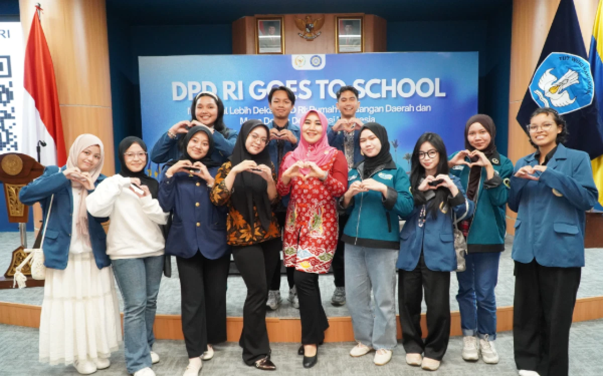 Thumbnail Berita - DPD RI dan Unair Gelar Seminar, Dorong Mahasiswa Tak Alergi Politik