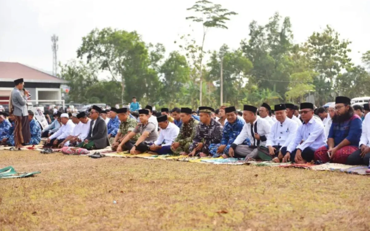 Thumbnail Berita - Hujan Tak Kunjung Turun, Ribuan Warga Pacitan Bersimpuh dalam Salat Istisqa