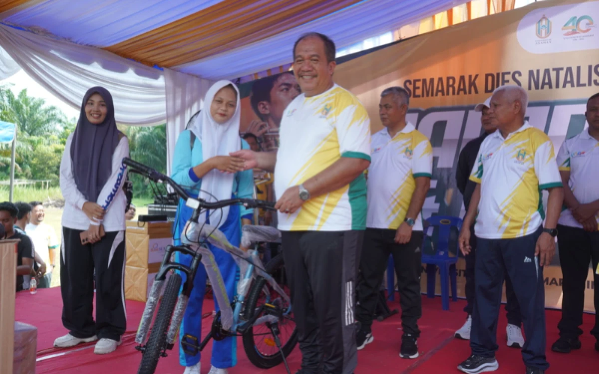Thumbnail Berita - Semarak Dies Natalis Ke-40 Universita Asahan, Bupati Lepas Ribuan Masyarakat Ikuti Jalan Santai