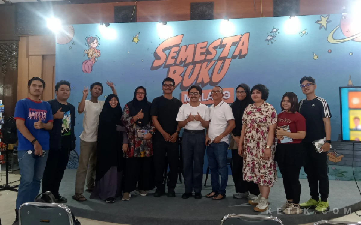 Foto Juli Sastrawan sedang berfoto bersama peserta bedah buku "Menuai Badai" dalam acara Semesta Buku pada Sabtu, 10 Oktober 2026. (Foto: Aliyah/Ketik.com)
