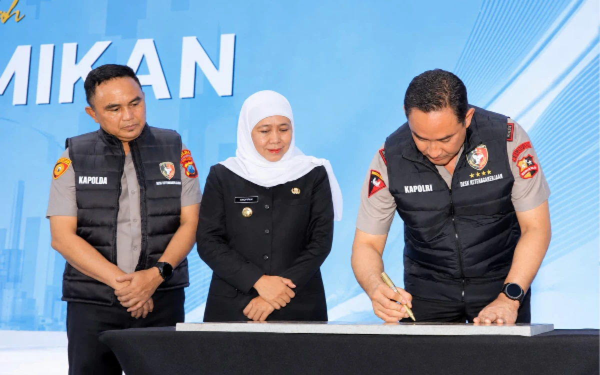 Thumbnail Berita - Gubernur Khofifah Dampingi Kapolri Resmikan Desk Ketenagakerjaan Polri di Jombang, Tekankan Perlindungan Pekerja Jatim