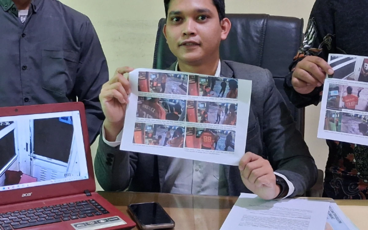 Foto Kuasa hukum pelapor, Wendi Aprianto SH, saat menunjukkan salah satu rekaman CCTV saat terjadinya pengrusakan pintu masuk dan mesin tiket parkir di kompleks Ruko Rajawali, Jalan Rajawali, Kelurahan 9 Ilir, Kecamatan Ilir Timur I Palembang, Rabu 19 Agustus 2026. (Foto : Yola/Ketik.com)
