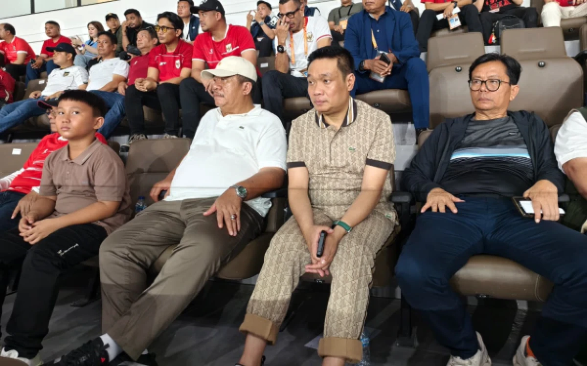 Thumbnail Bupati Asahan dampingi Bobby Nasution Nonton Bareng Timnas Indonesia vs Myanmar