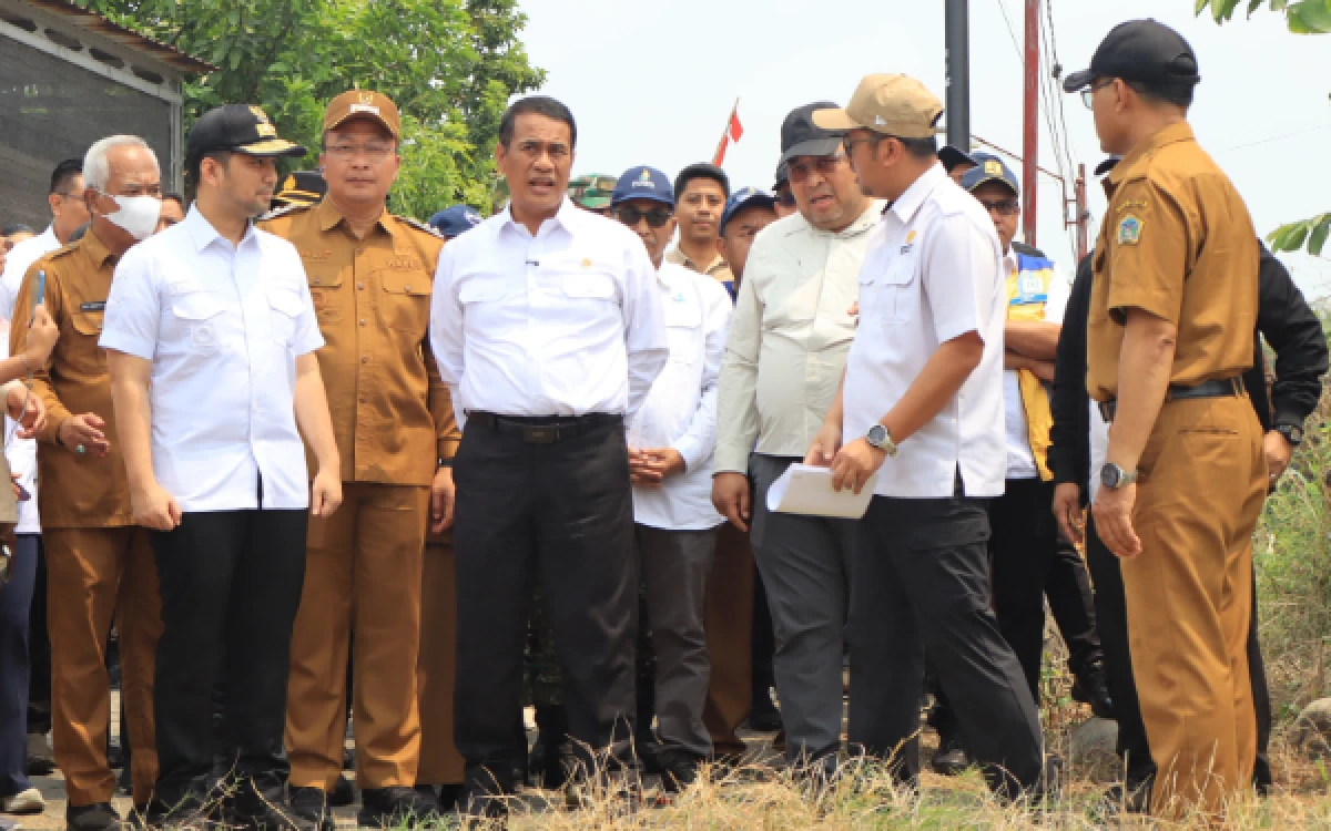 Thumbnail Berita - Mentan Amran Tinjau Sawah Terdampak Kekeringan di Gresik, Siapkan Pompa dan Sumur Dangkal