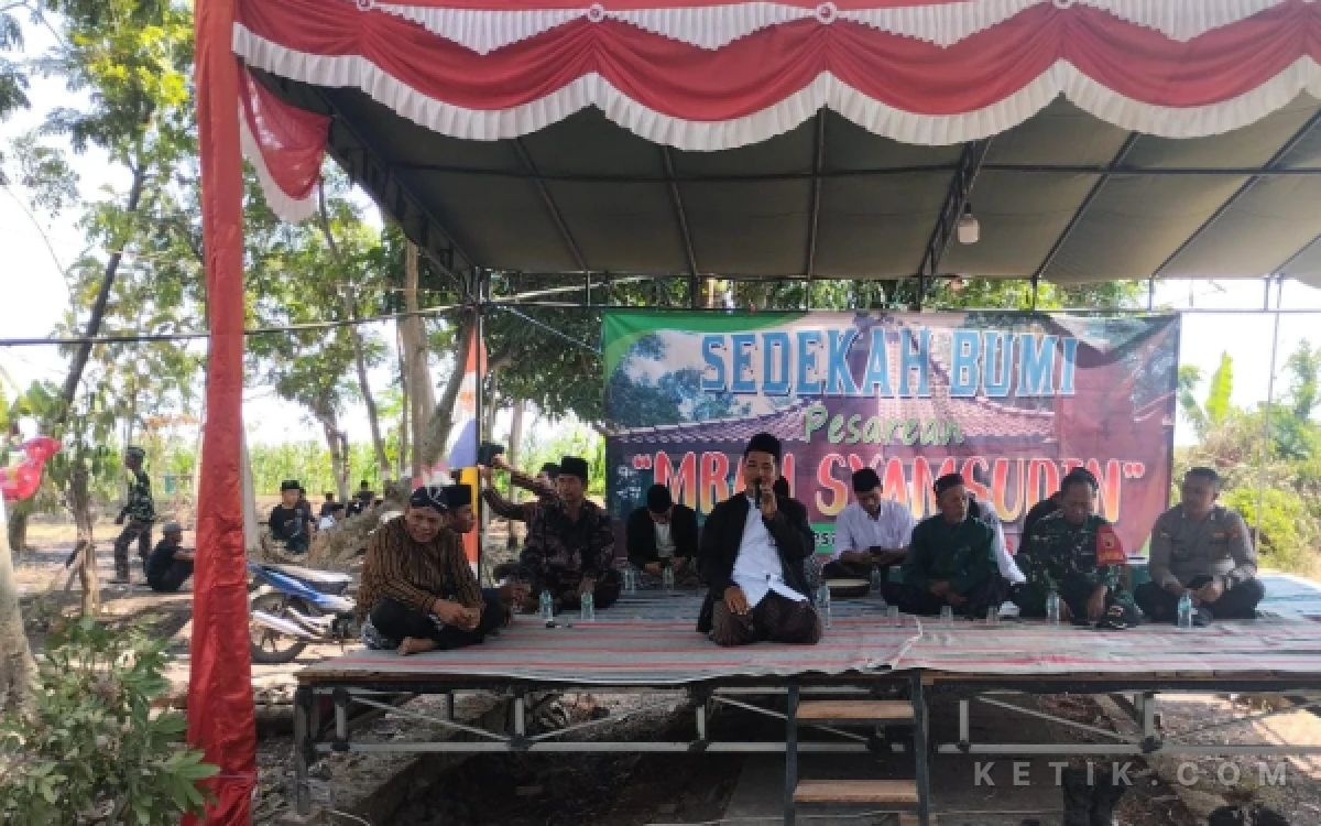 Thumbnail Berita - Pemdes Karangsono Bojonegoro Lestarikan Budaya Lokal, Gelar Sedekah Bumi di Pesarean Mbah Syamsuddin