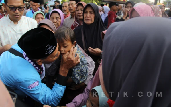 Thumbnail Berita - [FOTO] Tangis Haru Iringi Keberangkatan Calon Jemaah Haji Asal Jombang