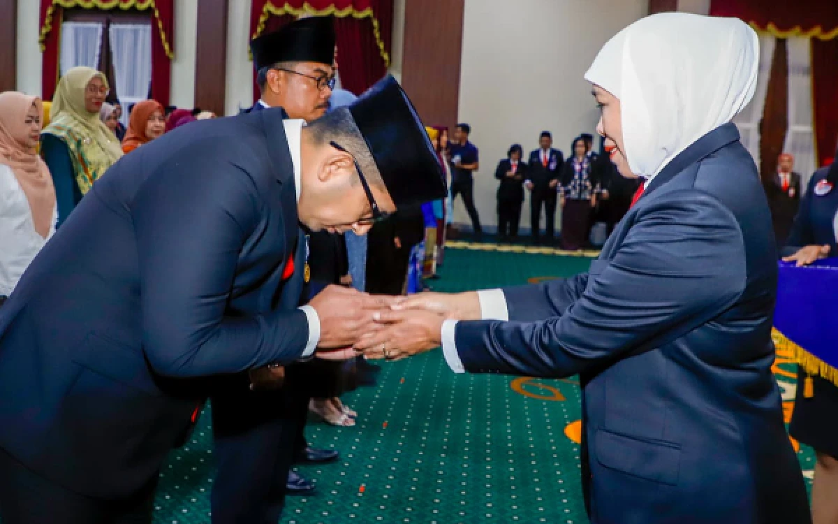 Thumbnail Berita - Sematkan 467 Tanda Kehormatan Satyalancana Karya Satya, Gubernur Khofifah Ingatkan ASN Jatim Terus Kembangkan Inovasi Berdampak