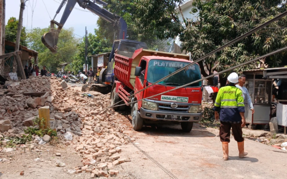 Thumbnail Berita - Bangunan Tua Ambruk di Bumiayu Brebes, Dua Anak Perempuan Meninggal Dunia
