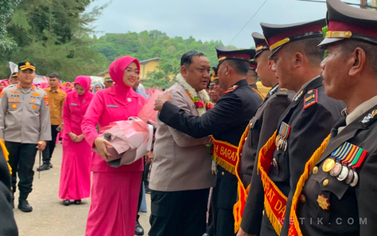 Thumbnail Berita - Tinggalkan Polres Abdya, Air Mata AKBP Agus Sulistianto Tumpah di Gerbang Perpisahan