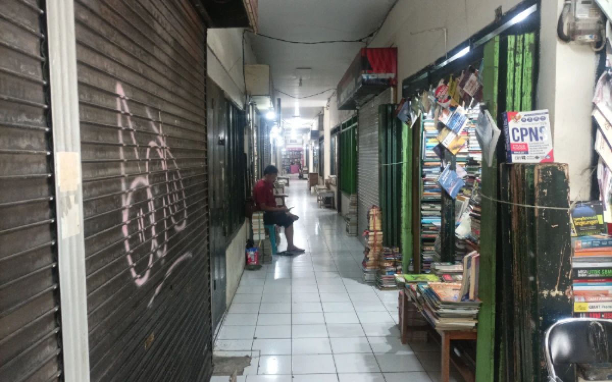 Thumbnail Berita - Pasar Buku Wilis Malang Sepi, Pedagang Bertahan Lewat Jualan Daring